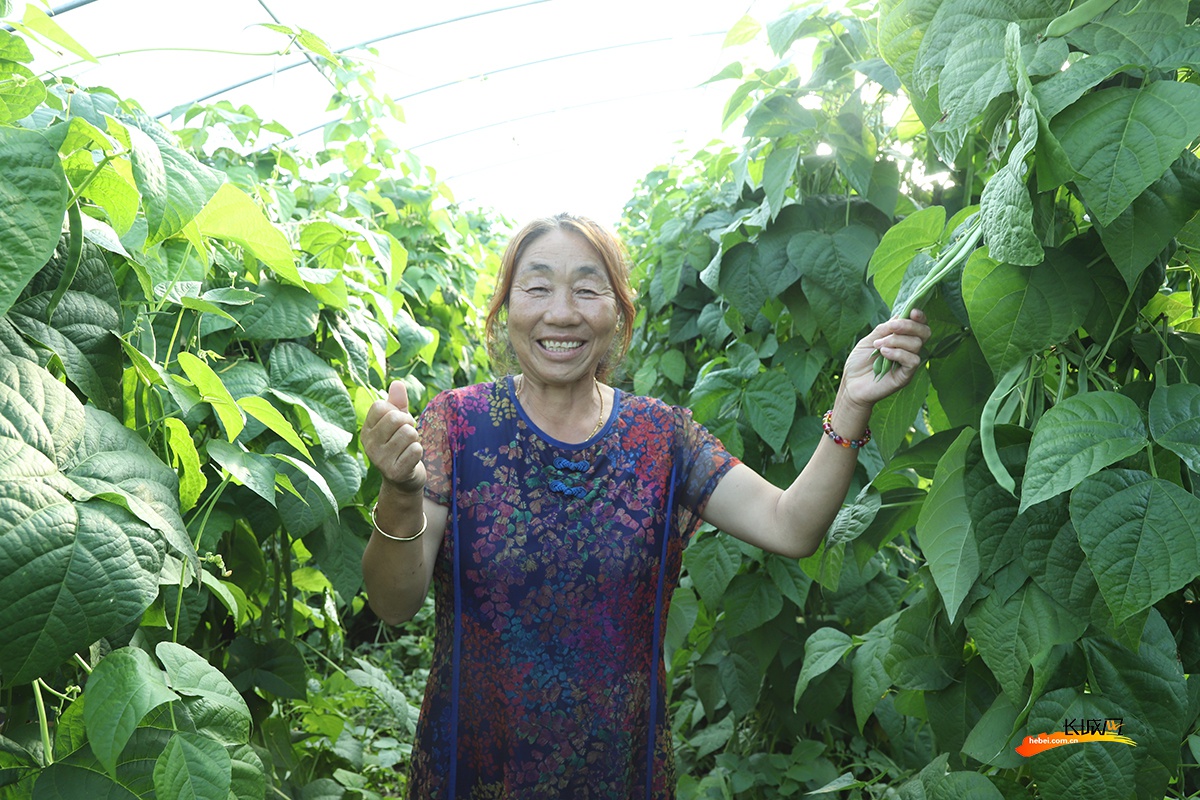 村民李果霞露出喜悦的笑容。