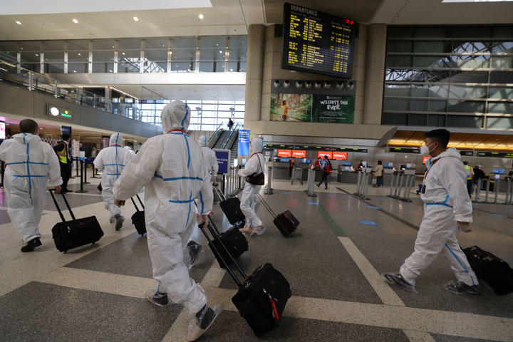 感恩节期间,洛杉矶国际机场身穿防护服出行的旅客.