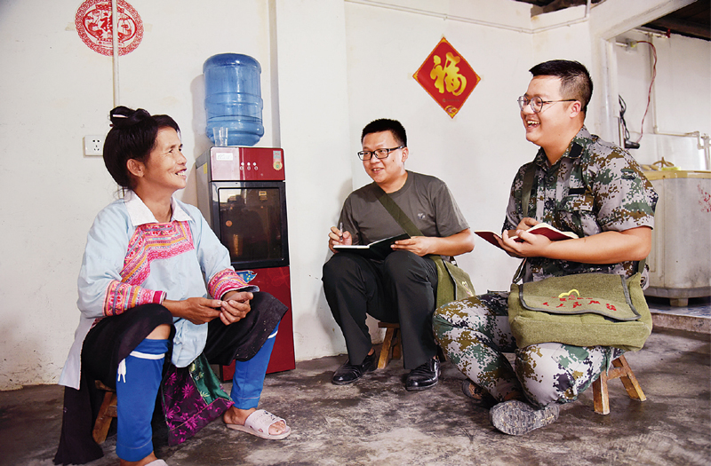 图为2020年9月9日,驻村党员干部在贵州省榕江县计划乡污略村上门开展"