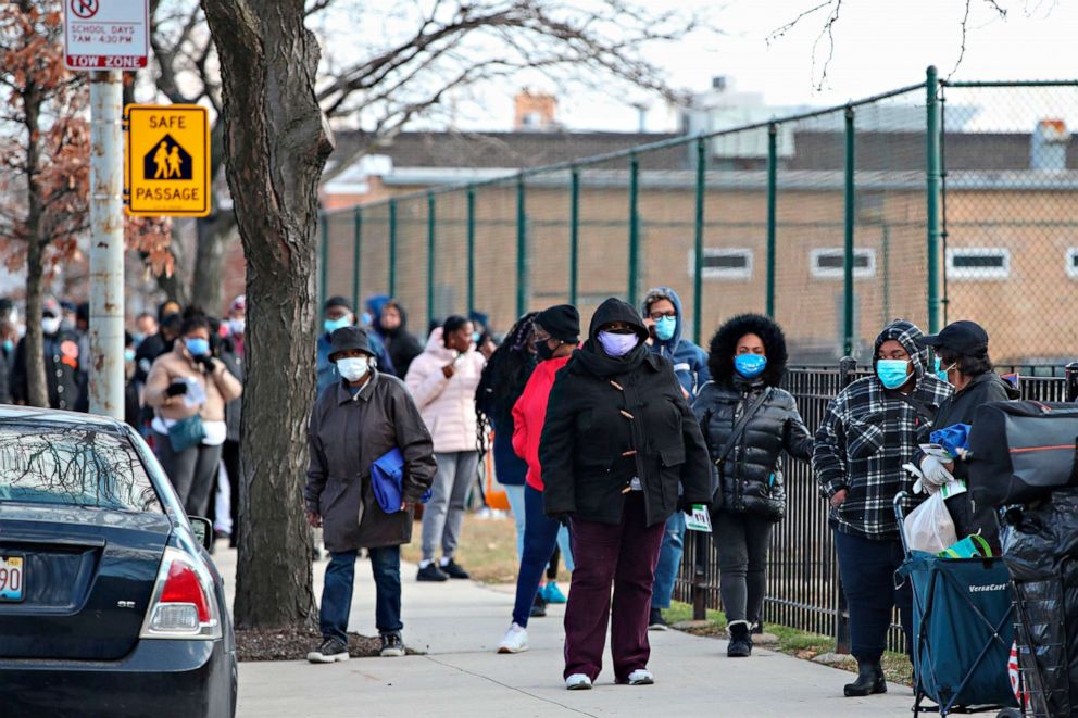 排队领取免费火鸡的芝加哥民众。（GettyImages）
