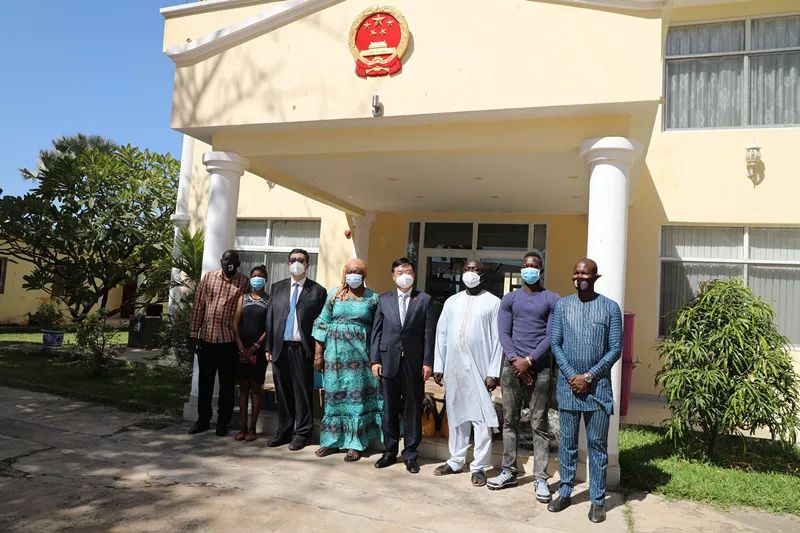 驻冈比亚大使出席使馆向班珠尔市捐赠抗疫物资暨援建公共卫生设施启用