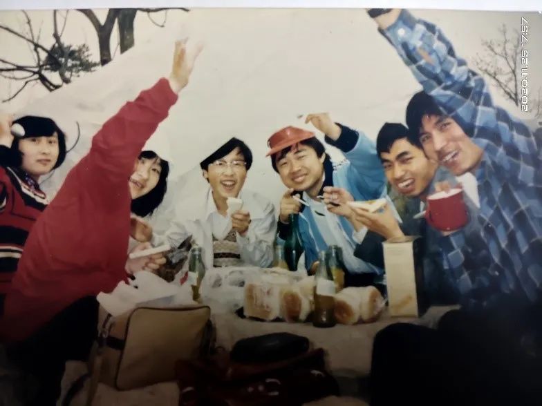图为黄晋阳老师（右一）参与青年教工郊游（1987年）
