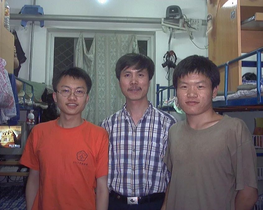 图为黄晋阳老师（中）到宿舍看望的学生（2001年）