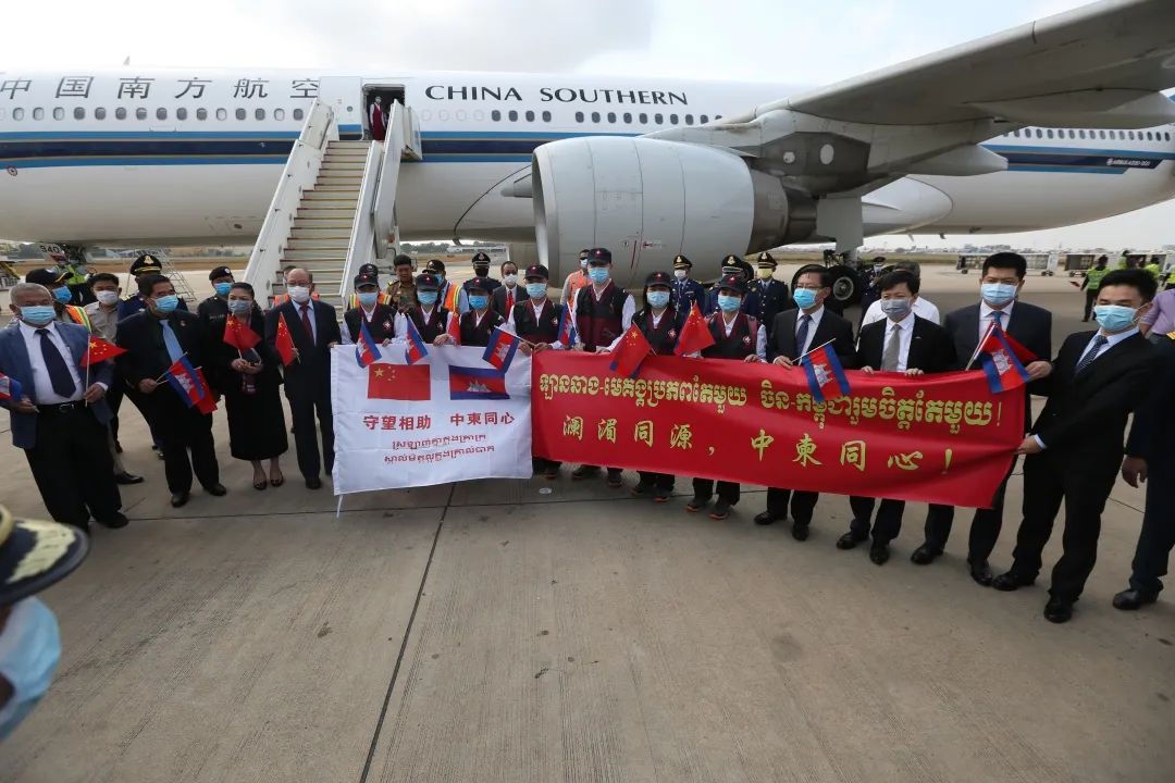 △中国抗疫医疗专家组抵达柬埔寨。