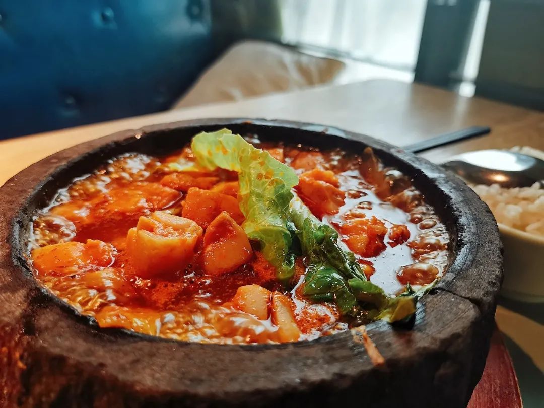 番茄意面再加鸡胸肉紫甘蓝搭配西蓝花桃苑餐厅色矿大 · 美食今天小矿