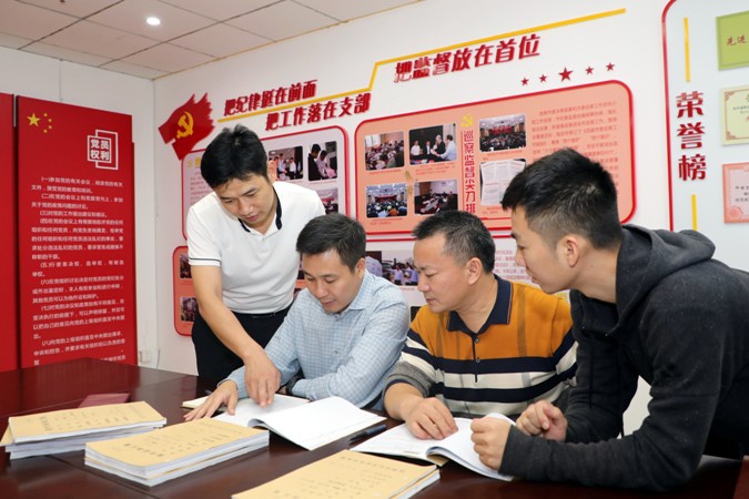 江西省抚州市纪委监委针对近期查处的余平庚等“近亲繁殖”类案例进行分析研判,认真做好“后半篇文章”。图为该市纪委监委审查调查人员在归纳总结典型案例中违纪违法行为的特点与规律。卫涛 摄