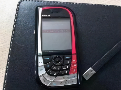 新版诺基亚7610曝光,骁龙875 1亿镜头,树叶造型保留