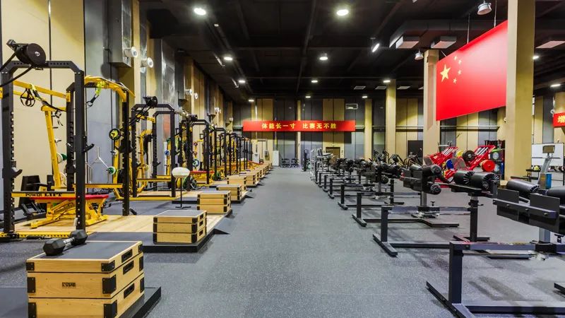 轮滑馆分为两层,首层包含体能训练区,力量训练区以及篮球场地,羽毛球
