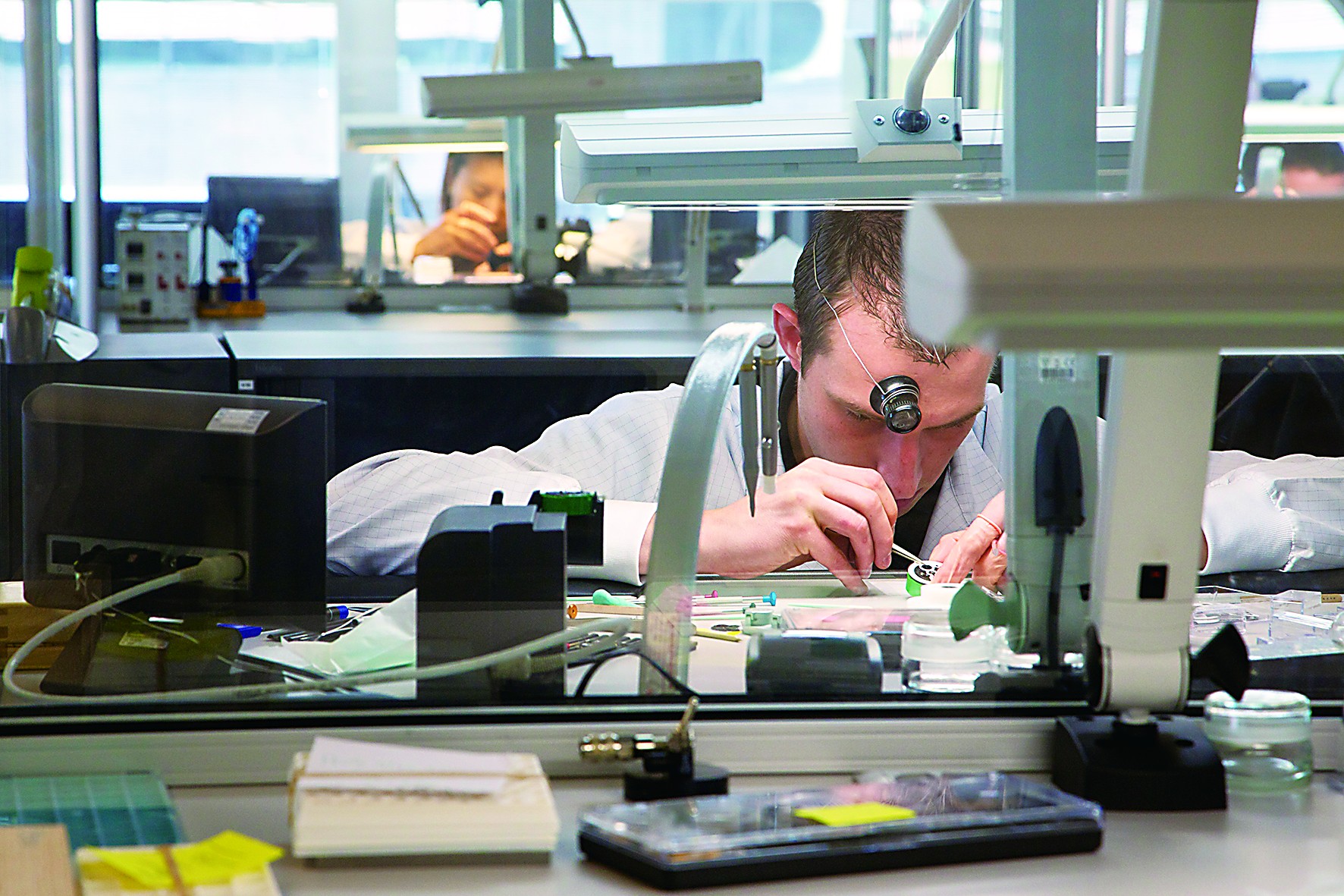 瑞士一家奢侈手表品牌的表匠正在组装 手表.