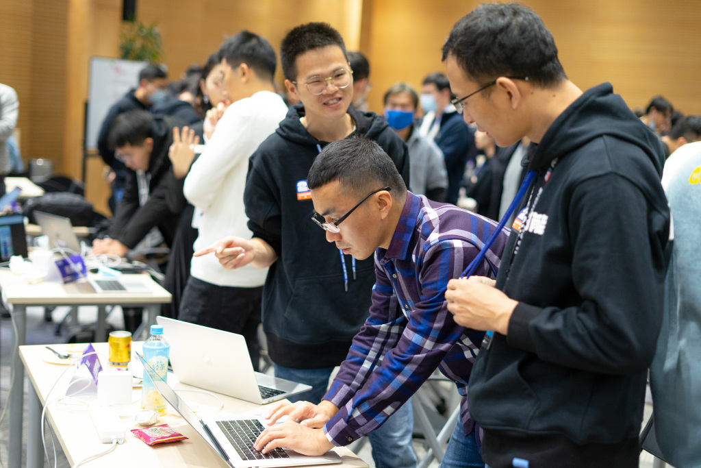 参赛者正在进行项目讨论