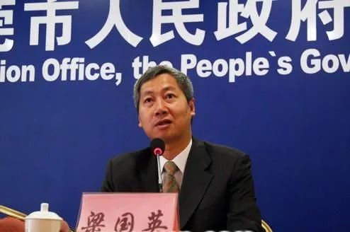 2000年2月至2014年2月,被告人梁国英在担任中共东莞市万江区委书记