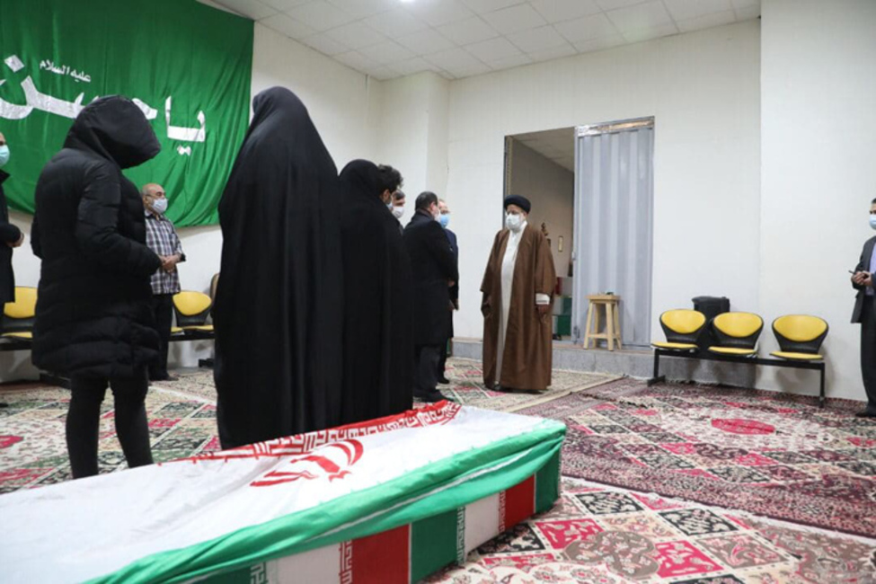 伊朗遇害科学家棺椁覆盖国旗（法新社）