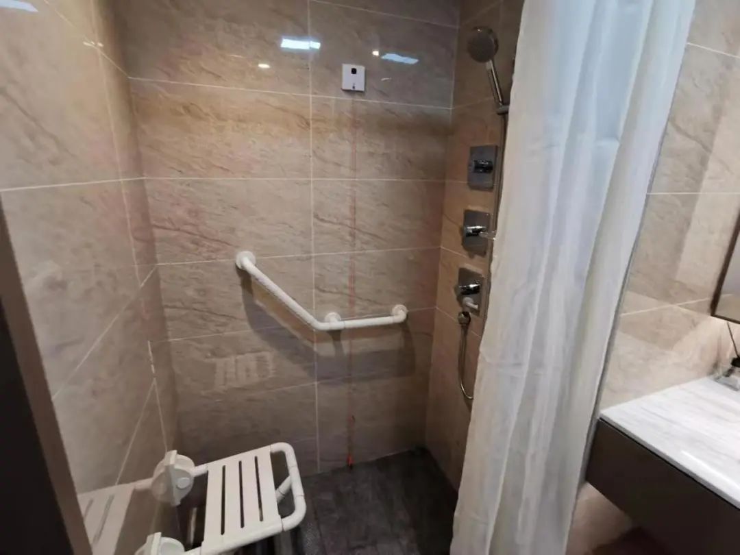 图：卫生间，红色线链接安全铃（投中网实拍图）