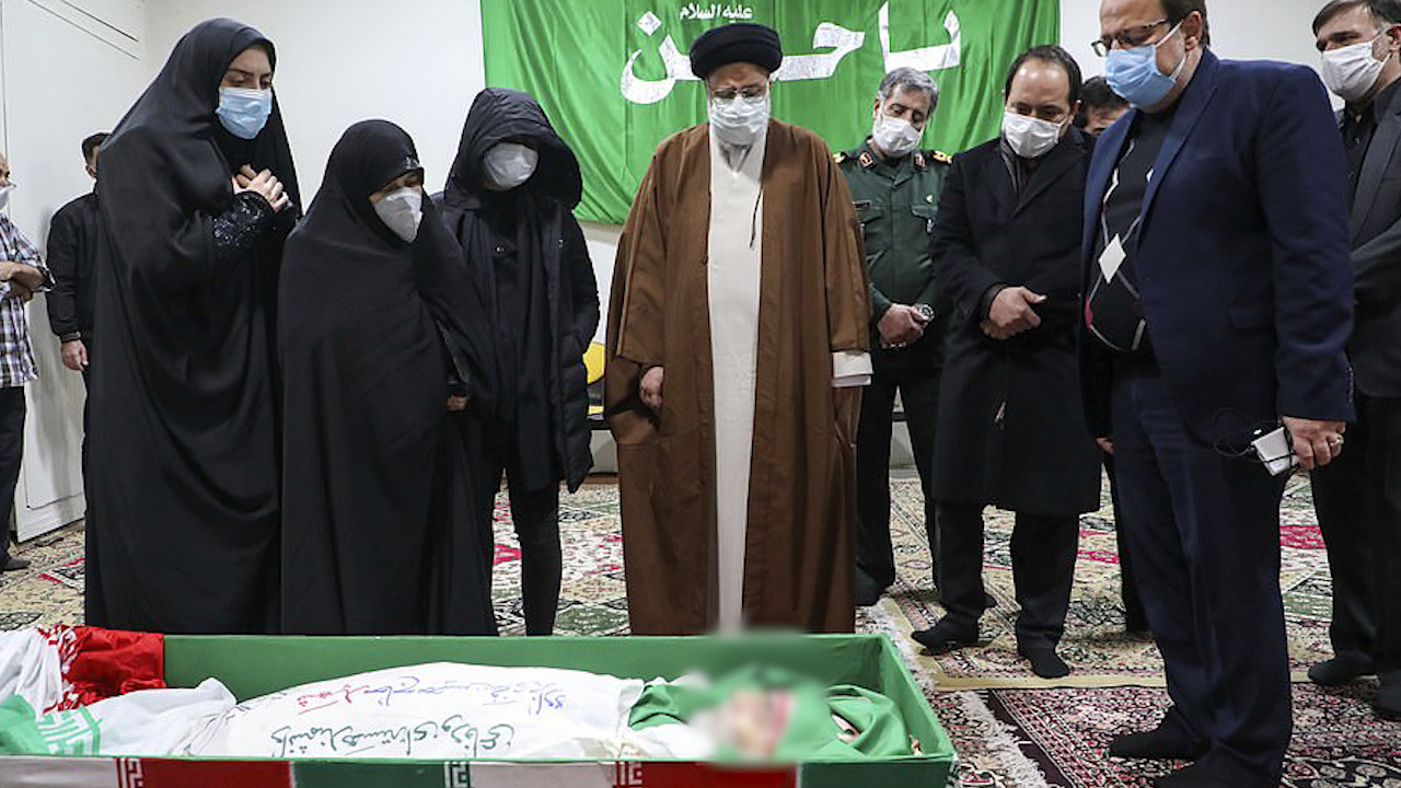 伊朗遇害科学家棺椁覆盖国旗（美联社）