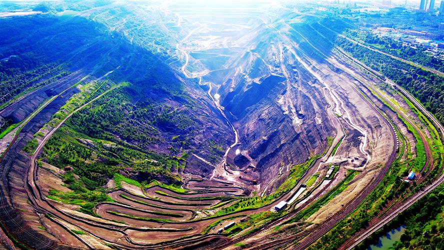 西露天矿矿坑位于抚顺煤田西部,千台山北麓,垂直深度超过400米.