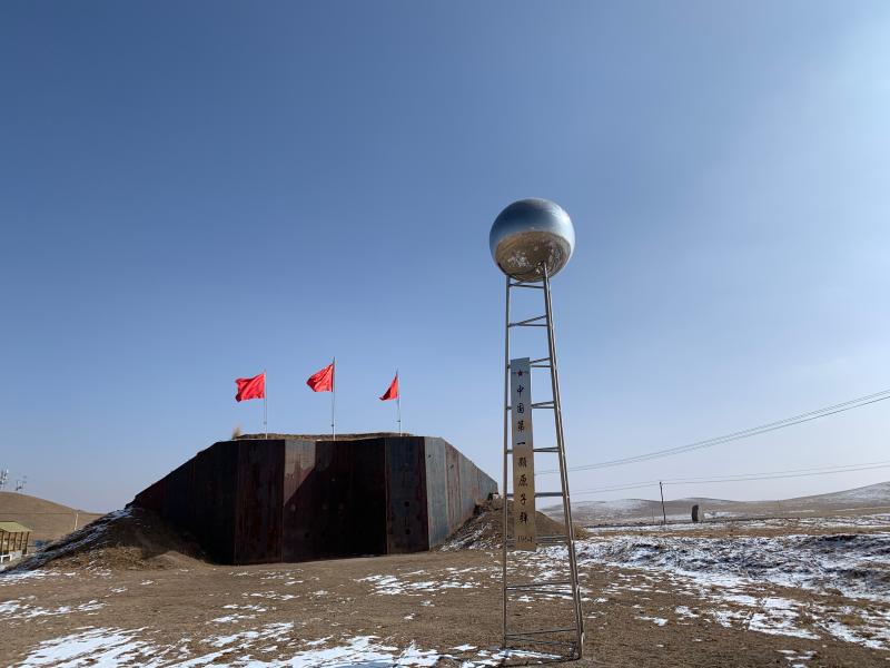 如今在青海221基地旧址，有“中国第一颗原子弹”的纪念牌。（王倩 摄）