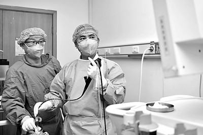    结核病医院里的“蒙面卫士”,为结核病人进行内镜检查和内镜手术。新华社发