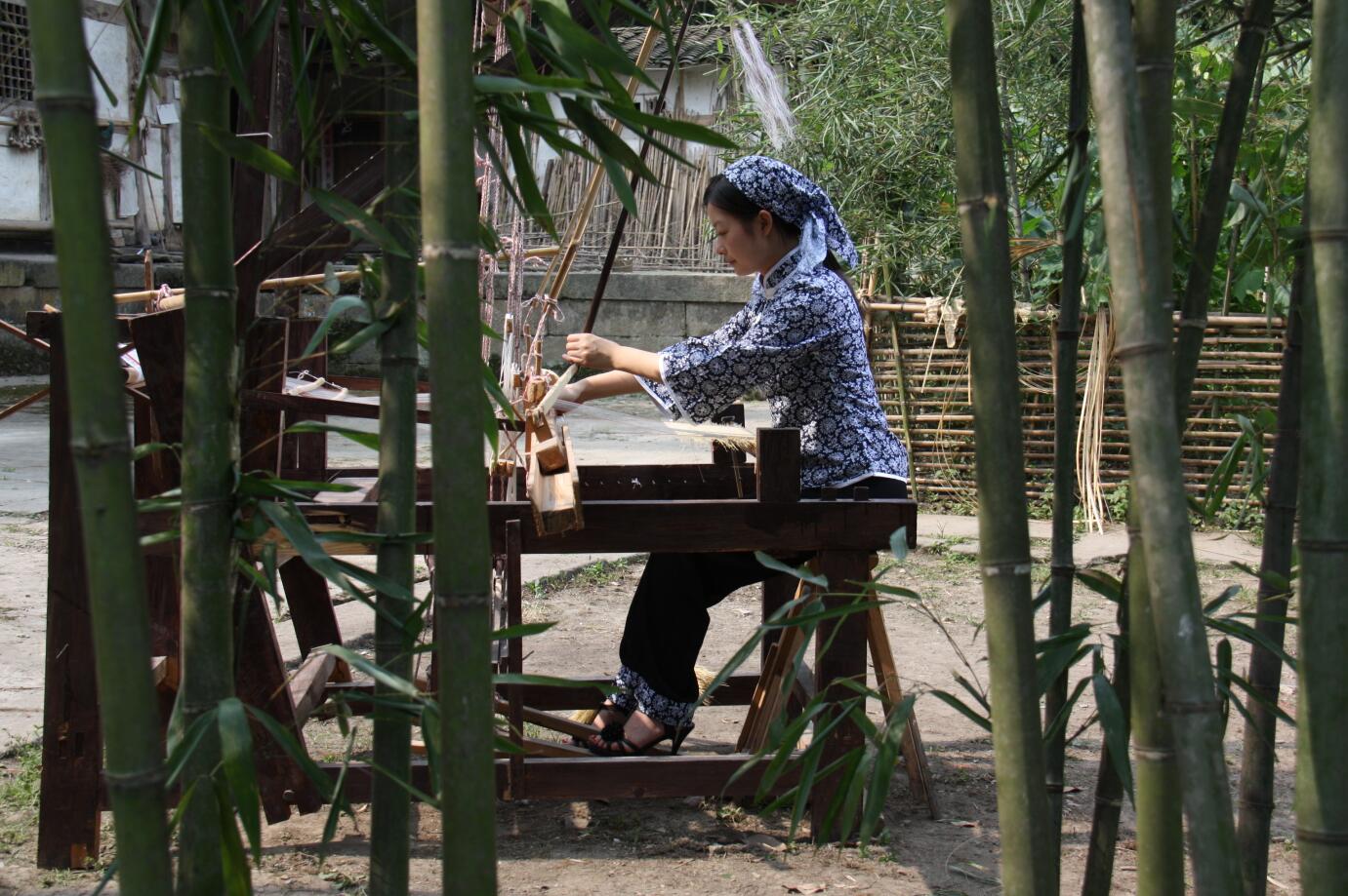 图:梁平竹帘织帘