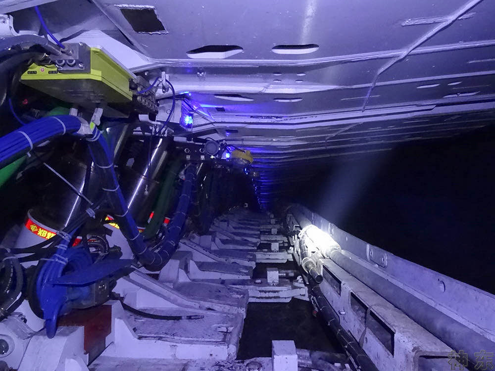 图为神东煤炭集团榆家梁煤矿自主智能割煤工作面