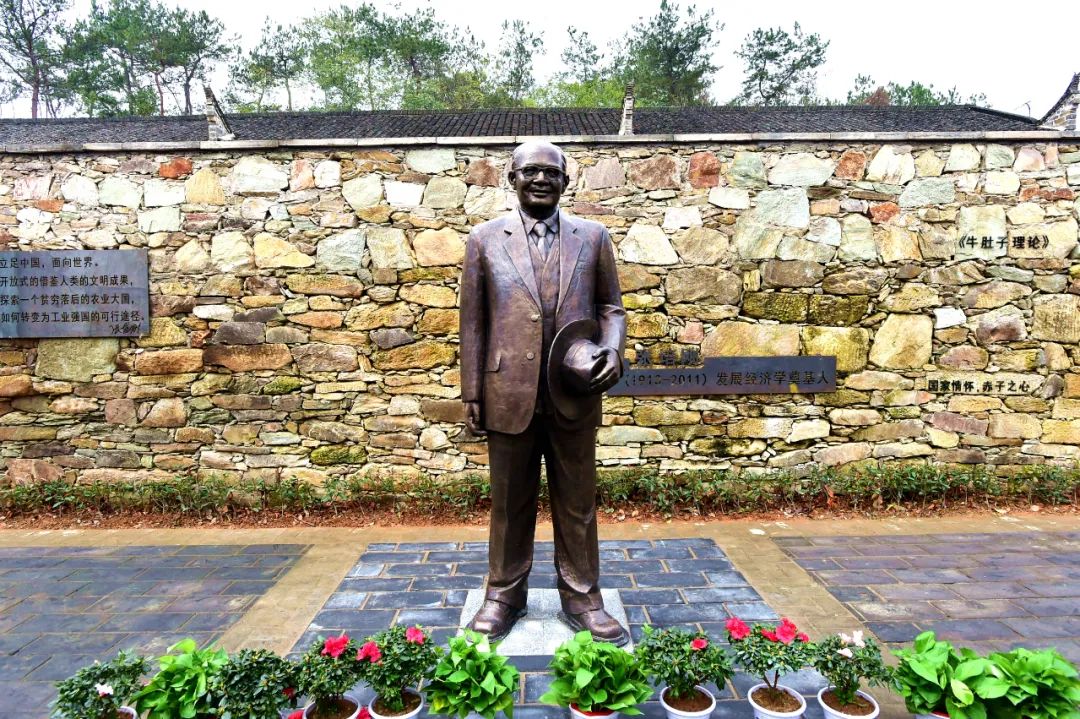 故居修缮落成活动迎来了张培刚铜像揭幕东边田村下陈家田湾湖北红安