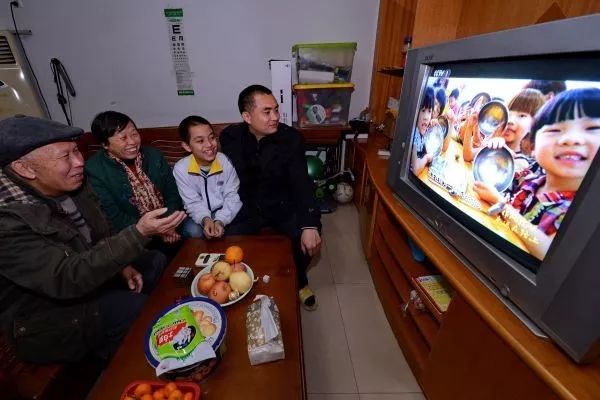 ▲资料图片：2014年12月18日，福州市仓山区一户居民在收看《作风建设永远在路上》电视专题片。（新华社记者 张国俊 摄 ）