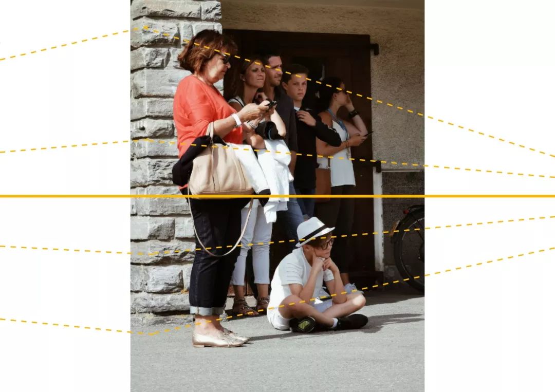 例如下面这张人物照片,同样遵循"近大远小"的规律,并且灭点会在照片