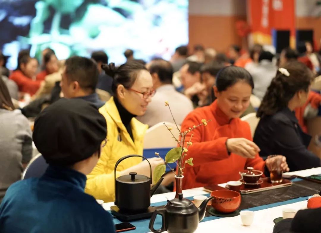 福建广播电视大学党委副书记马成斌进行幸运茶友抽奖茶道杂志社社长郑