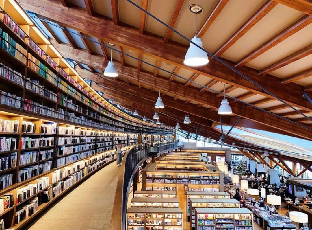 魔都首店被誉为全球最美书店之一的茑屋书店落户上生新所的百年建筑中