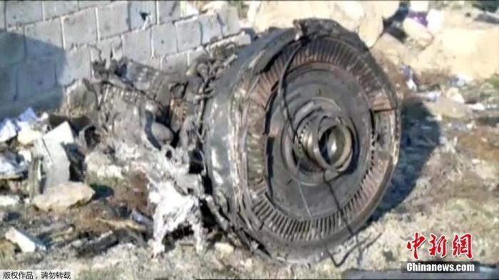 当地时间1月8日，一架载有近180人的乌克兰客机，在伊朗目霍梅尼国际机场附近坠毁。图为现场发现的客机残骸。