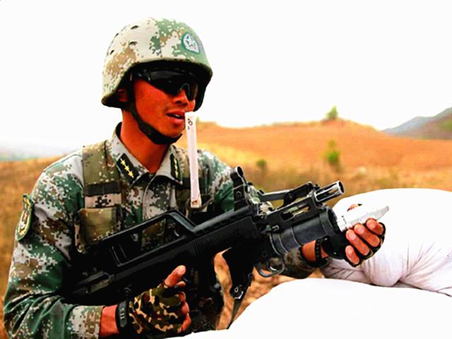 近日,首见我国陆军空突旅的士兵在发射10式35毫米枪挂榴弹器,10式35