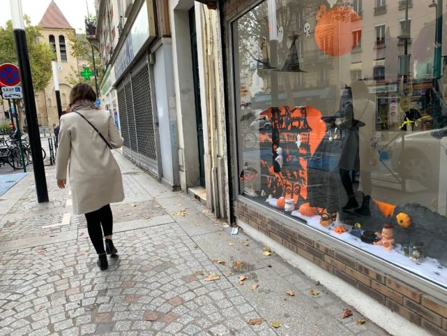 法国巴黎街头的行人和橱窗。新华社记者唐霁摄