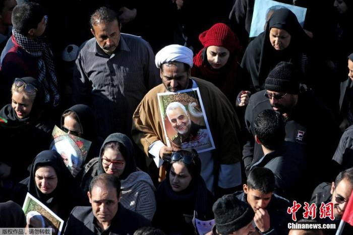資料圖：當地時間1月7日，伊朗指揮官蘇萊曼尼的遺體運抵其家鄉克爾曼，趕來哀悼的民衆和此前一天在德黑蘭一樣多，現場“人山人海”。