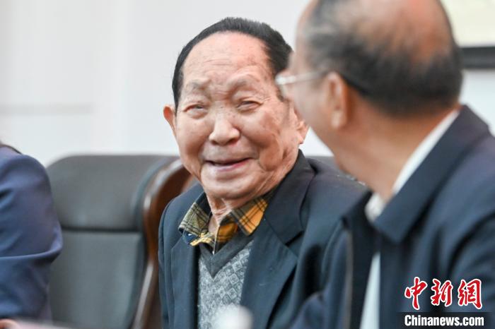 袁隆平：下一个杂交水稻双季稻亩产目标是4000斤