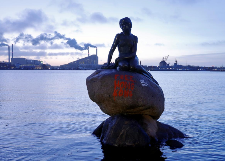  丹麦标志性雕塑被涂乱港字句