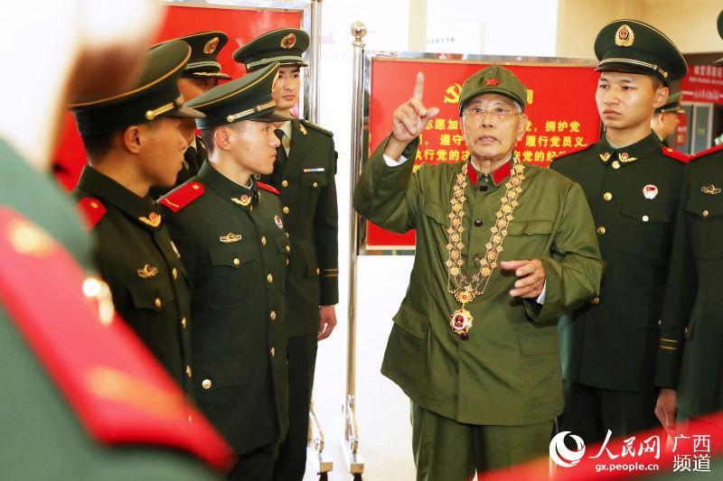 参观纪念馆并现场聆听"共和国勋章"获得者,原54251部队副政委李延年