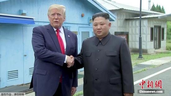 美国总统特朗普与朝鲜最高领导人金正恩在韩朝非军事区见面,并握手问候。