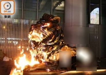  1月1日，汇丰总行门口铜狮被暴徒损毁 图源：香港“东网”