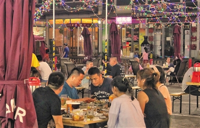  去年8月19日，市民在百荣啤酒花园内聚餐。