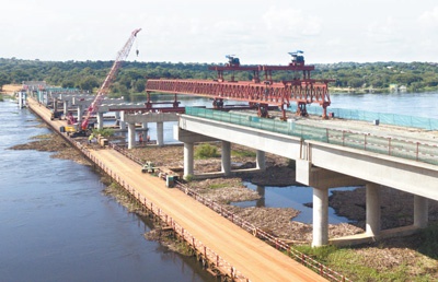 跨越尼罗河的帕拉大桥正在进行T梁架设作业。中国交建供图