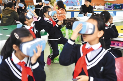  2019年11月26日，朝阳区实验小学幸福校区，学生们体验5G+VR教学。