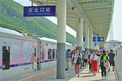 去年7月15日，北京市郊铁路怀密线S501次列车抵达古北口站。