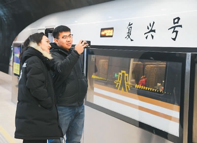 2019年12月30日,旅客在八达岭长城站拍照留念。 任 超摄(新华社发)