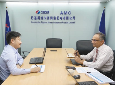 肖欣（左一）与巴基斯坦国家电力公司官员商讨项目送出线路事宜。 巴基斯坦卡西姆港电站供图