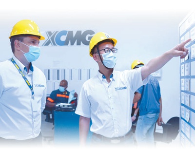 在徐工巴西检验员办公室，王平市（右一）向巴西员工讲解检验员梯队建设规划。 徐工巴西供图