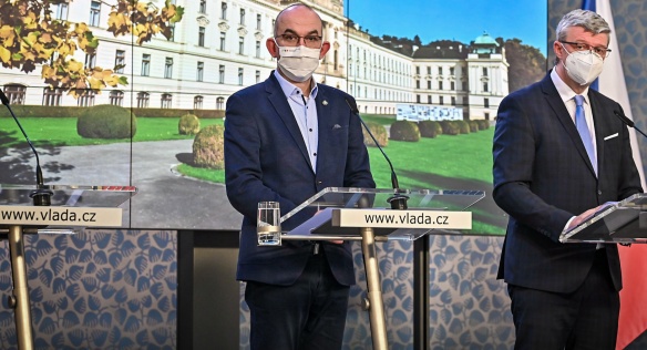 △图片来源：捷克政府网站 左为卫生部长布拉特尼 右为副总理兼工贸部长 交通部长哈夫利切克