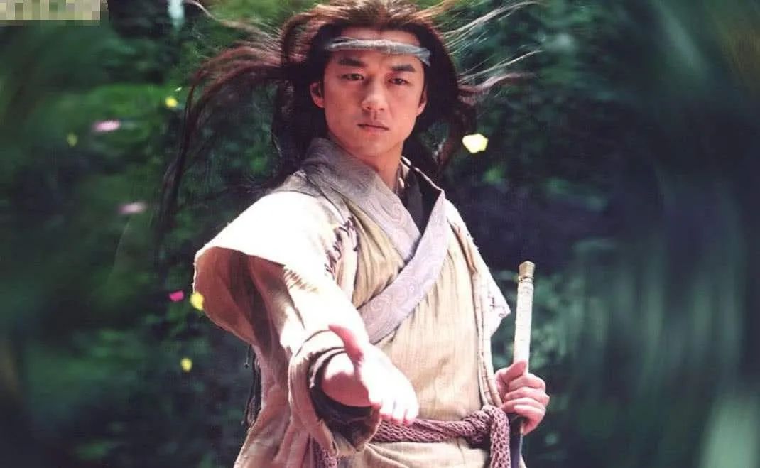 电视剧《笑傲江湖》里,李亚鹏饰令狐冲.