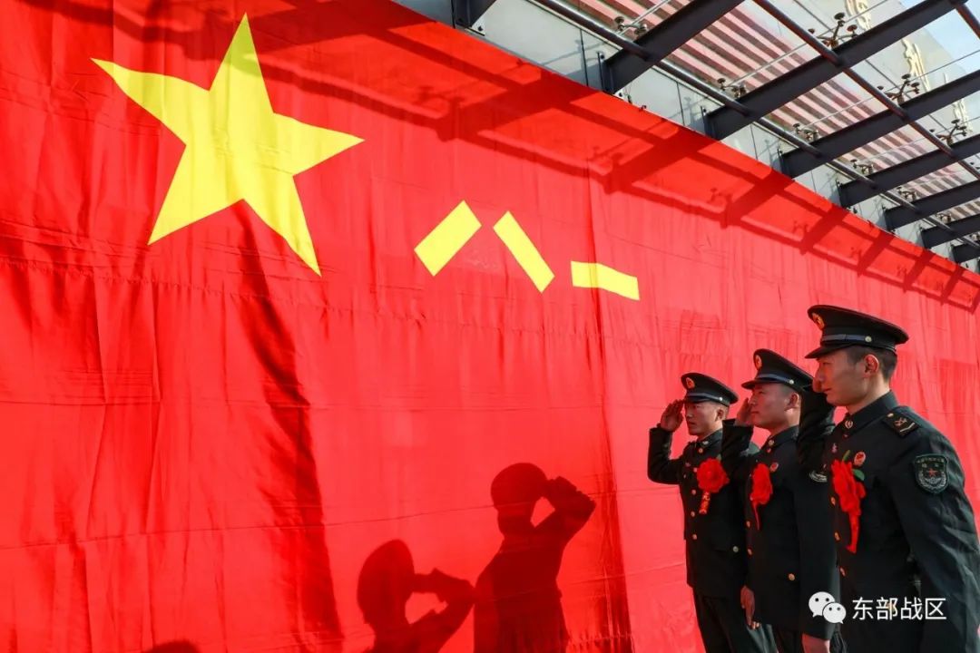 敬礼!向军旗告别,向老兵致敬