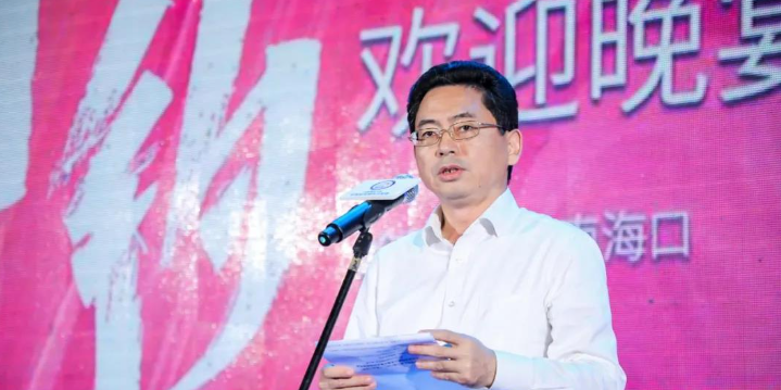海口市副市长龙卫东在开幕式上致辞.