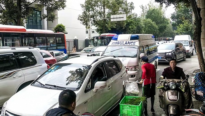 "最后100米",堵车更堵心:医院"停车难"加剧"看病难"现象调查