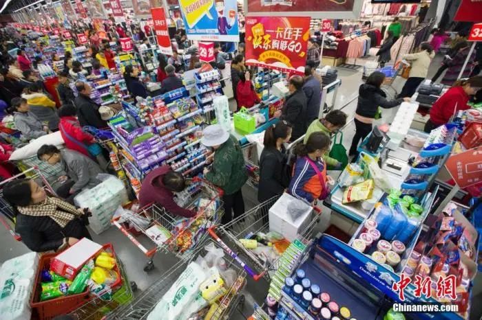 资料图：某超市进行每年一度的“双十一”打折促销活动。 张云 摄